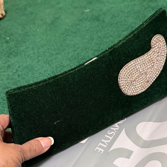 Elegant Green Clutch with Crystal Accent - Picture 2 of 6